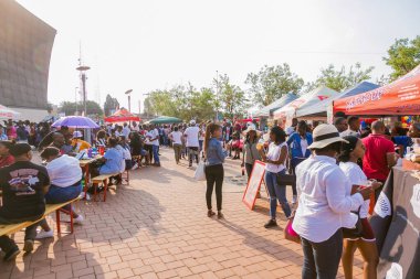 Soweto, Güney Afrika - 17 Eylül 2017: Ekmek tabanlı sokak yemekleri festivalinde çeşitli Afrikalılar