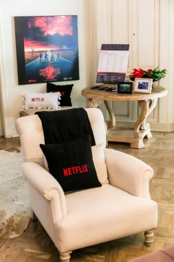 Johannesburg, Güney Afrika - 19 Ekim 2017: Netflix markalı yastıklar ve dekorlarla dolu bir evin içi