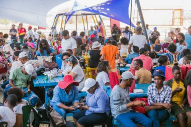 Soweto, Güney Afrika - 17 Eylül 2017: Ekmek tabanlı sokak yemekleri festivalinde çeşitli Afrikalılar