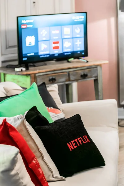 Johannesburg, Güney Afrika - 19 Ekim 2017: Netflix markalı yastıklar ve dekorlarla dolu bir evin içi