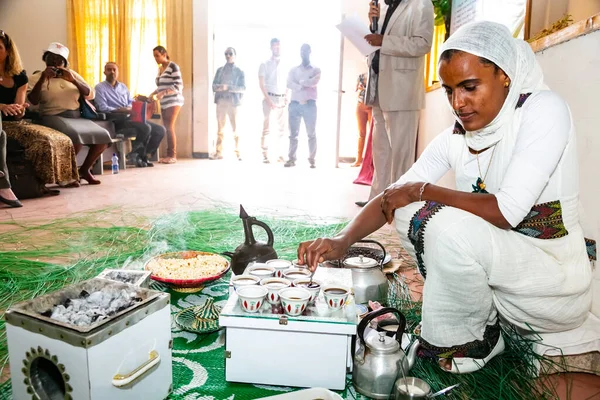 Αντίς Αμπέμπα Αιθιοπία Ιανουαρίου 2014 Αφρικανή Γυναίκα Ετοιμάζει Κύπελλα Για — Φωτογραφία Αρχείου