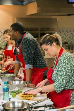 Johannesburg, Güney Afrika - 05 Ekim 2017: Çeşitli gençler yemek pişirme ve pişirme kursunda öğreniyor