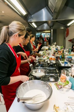Johannesburg, Güney Afrika - 05 Ekim 2017: Yemek pişirme ve pişirme kursunda yemek yapmayı öğrenen genç kadınlar