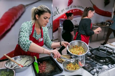 Johannesburg, Güney Afrika - 05 Ekim 2017: Yemek pişirme ve pişirme kursunda yemek yapmayı öğrenen genç kadınlar