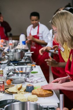 Johannesburg, Güney Afrika - 05 Ekim 2017: Çeşitli genç kadınlar yemek pişirme ve pişirme kursunda öğreniyor