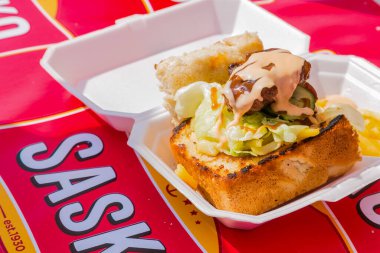 Soweto, Güney Afrika - 17 Eylül 2017: Açık hava festivalinde Bunny Chow adı verilen geleneksel Afrika ekmeklerine yakın çekim