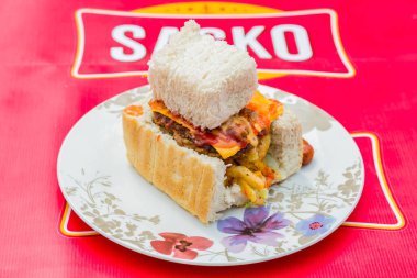 Soweto, Güney Afrika - 17 Eylül 2017: Açık hava festivalinde Bunny Chow adı verilen geleneksel Afrika ekmeklerine yakın çekim