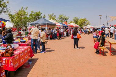 Soweto, Güney Afrika - 17 Eylül 2017: Ekmek tabanlı sokak yemekleri festivalinde çeşitli Afrikalılar
