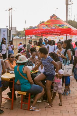 Soweto, Güney Afrika - 17 Eylül 2017: Ekmek tabanlı sokak yemekleri festivalinde çeşitli Afrikalılar