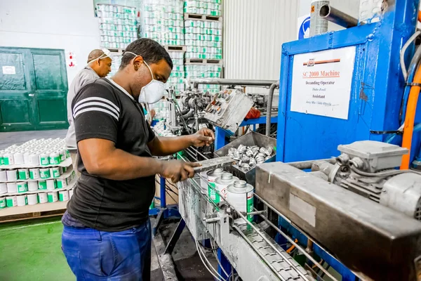 Johannesburgo Sudáfrica Octubre 2012 Diversas Personas Trabajando Una Línea Montaje — Foto de Stock