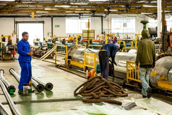 Johannesburg Zuid Afrika Oktober 2012 Diverse Arbeiders Een Rubber Pijpenfabriek — Stockfoto