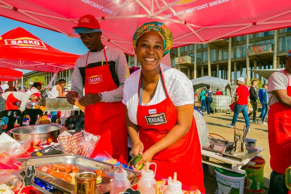 Soweto, Güney Afrika - 8 Eylül 2018: Çeşitli Afrikalı satıcılar açık hava festivalinde çeşitli ekmek bazlı sokak yemekleri pişirip servis ediyorlar