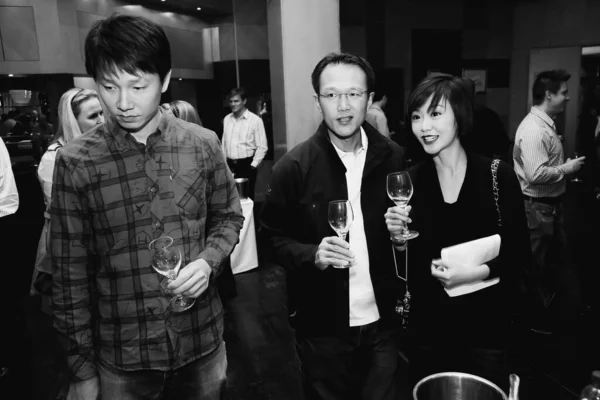 南アフリカのヨハネスブルグ 2012年5月17日 ワインの試飲イベントで多様な人々 — ストック写真