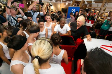 Johannesburg, Güney Afrika - Ekim 02, 2013: Richard Branson Virgin Mobile Guinness Dünya Rekor Girişimi 'nde 25 kişiyi sıradan bir Mini Cooper' a sığdırmayı başardı