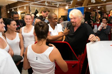 Johannesburg, Güney Afrika - Ekim 02, 2013: Richard Branson Virgin Mobile Guinness Dünya Rekor Girişimi 'nde 25 kişiyi sıradan bir Mini Cooper' a sığdırmayı başardı