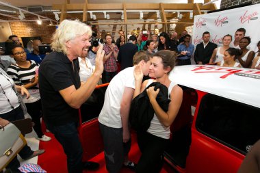 Johannesburg, Güney Afrika - Ekim 02, 2013: Richard Branson Virgin Mobile Guinness Dünya Rekor Girişimi 'nde 25 kişiyi sıradan bir Mini Cooper' a sığdırmayı başardı