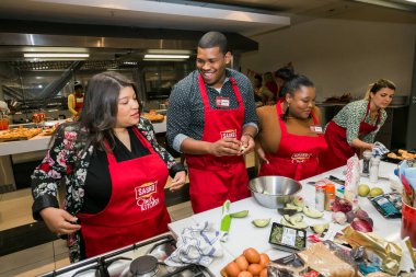 Johannesburg, Güney Afrika - 05 Ekim 2017: Çeşitli gençler yemek pişirme ve pişirme kursunda öğreniyor