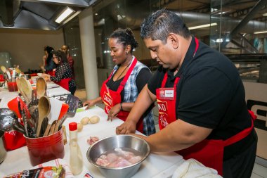 Johannesburg, Güney Afrika - 05 Ekim 2017: Çeşitli gençler yemek pişirme ve pişirme kursunda öğreniyor