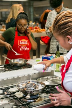 Johannesburg, Güney Afrika - 05 Ekim 2017: Genç Afrikalı kadınlar yemek pişirme ve pişirme kursunda öğreniyor