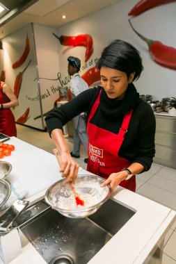 Johannesburg, Güney Afrika - 05 Ekim 2017: Çeşitli genç kadınlar yemek pişirme ve pişirme kursunda öğreniyor