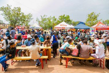 Soweto, Güney Afrika - 17 Eylül 2017: Ekmek tabanlı sokak yemekleri festivalinde çeşitli Afrikalılar