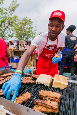 Soweto, Güney Afrika - 17 Eylül 2017: Çeşitli Afrikalı satıcılar açık hava festivalinde çeşitli ekmek bazlı sokak yemekleri pişirip servis ediyorlar