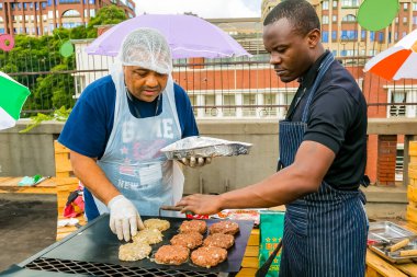 Johannesburg, Güney Afrika - 24 Mart 2018: Çeşitli erkekler bbq Grill 'de sosyal yardım programı için yemek hazırlıyorlar