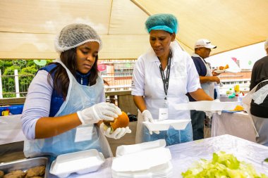 Johannesburg, Güney Afrika - 24 Mart 2018: Yetimhanede Afrikalı çocuklar için yemek hazırlayan gönüllü Çorba Mutfağı 