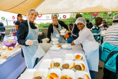 Johannesburg, Güney Afrika - 24 Mart 2018: Yetimhanede Afrikalı çocuklar için yemek hazırlayan gönüllü Çorba Mutfağı 
