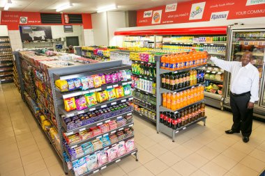 Johannesburg, Güney Afrika - 24 Şubat 2016: Yerel Pick n Pay marketinde tam dolu yiyecek ve ev eşyaları