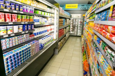 Johannesburg, Güney Afrika - 27 Ekim 2016: Yerel Pick n Pay marketinde tam dolu yiyecek ve ev eşyaları