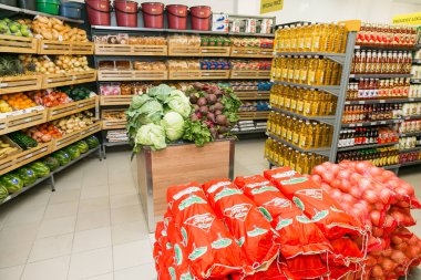 Johannesburg, Güney Afrika - 27 Ekim 2016: Yerel Pick n Pay marketinde tam dolu yiyecek ve ev eşyaları