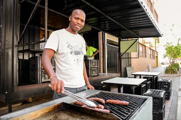 Johannesburg South Africa October 2012 African Man Working Bbq Grill — Stock Photo, Image