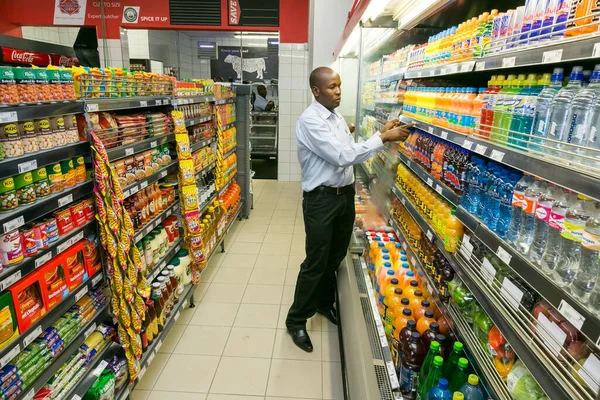Johannesburg, Güney Afrika - 24 Şubat 2016: Market çalışanları yerel Pick 'n Pay spaza mağazasında rafları dolduruyor