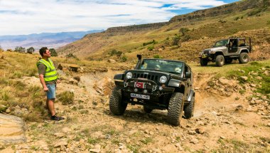 Harrismith, Güney Afrika - 02 Ekim 2015: 4x4 Dağ Yolu Sürücü Eğitimi Drakensberg 'deki Camp Jeep' te