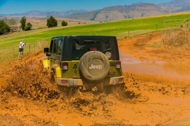 Harrismith, Güney Afrika - 02 Ekim 2015: 4x4 Drakensberg 'deki Camp Jeep' te Çamur Sürücü Eğitimi