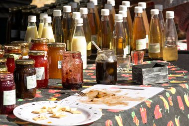 Johannesburg, Güney Afrika - 7 Haziran 2014: Açık hava çiftçi pazarındaki tezgahta satılık ev yapımı ürünler  