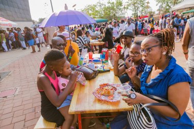 Soweto, Güney Afrika - 17 Eylül 2017: Ekmek tabanlı sokak yemekleri festivalinde çeşitli Afrikalılar