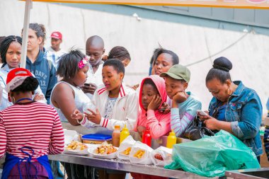 Soweto, Güney Afrika - 17 Eylül 2017: Ekmek tabanlı sokak yemekleri festivalinde çeşitli Afrikalılar