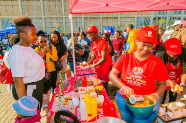 Soweto, Güney Afrika - 8 Eylül 2018: Çeşitli Afrikalı satıcılar açık hava festivalinde çeşitli ekmek bazlı sokak yemekleri pişirip servis ediyorlar