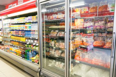 Johannesburg, Güney Afrika - 24 Şubat 2016: Yerel Pick n Pay marketinde tam dolu yiyecek ve ev eşyaları