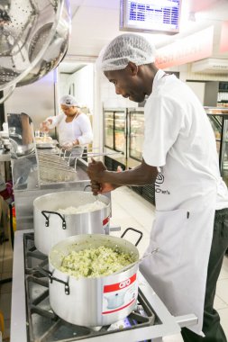 Johannesburg, Güney Afrika - 22 Kasım 2016: Yerel Pick n Pay marketinin kasap ve şarküteri bölümünde çalışan Afrikalı erkek şef