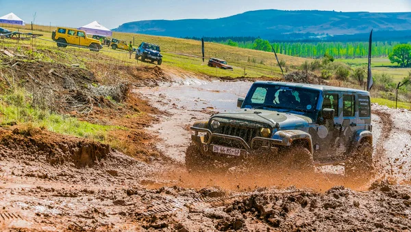 Harrismith, Güney Afrika - 02 Ekim 2015: 4x4 Drakensberg 'deki Camp Jeep' te Çamur Sürücü Eğitimi