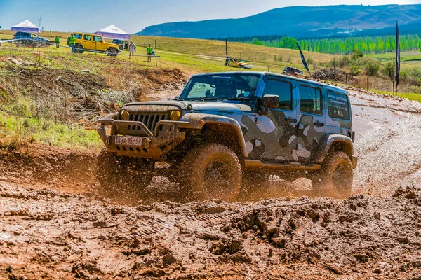 Harrismith, Güney Afrika - 02 Ekim 2015: 4x4 Drakensberg 'deki Camp Jeep' te Çamur Sürücü Eğitimi
