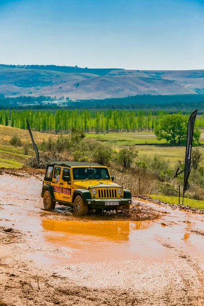 Harrismith, Güney Afrika - 02 Ekim 2015: 4x4 Drakensberg 'deki Camp Jeep' te Çamur Sürücü Eğitimi