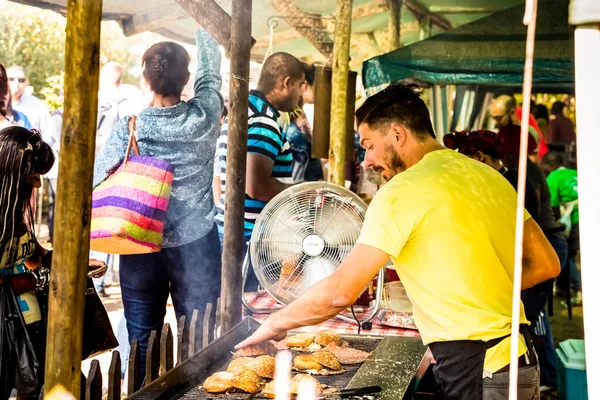 Johannesburg Sydafrika Maj 2015 Manlig Kock Leverantör Som Arbetar Grill — Stockfoto