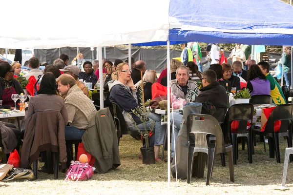 Johannesburg Jihoafrická Republika Června 2014 Dav Různých Lidí Sedících Pivní — Stock fotografie