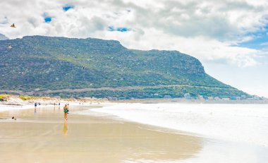 Cape Town, Güney Afrika - 13 Mart 2019: Mavi Bayrak Balığı Sahilinde yürüyen insanlar