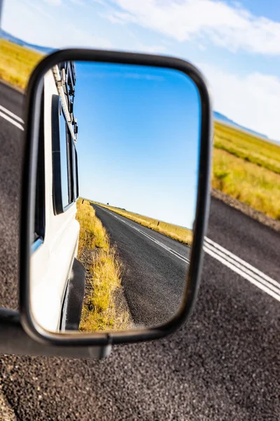 Reflectie Een Zijspiegel Van Een Landweg Achter Een 4X4 Voertuig — Stockfoto