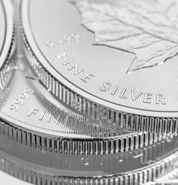 Cape Town, Güney Afrika - 17 Ağustos 2019: 9999 Silver Maple Leaf Bullion Coin